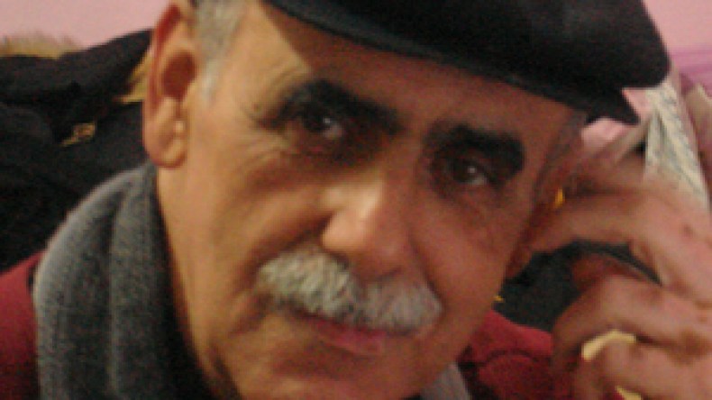 دليل ساسي.. رسام جزائري مبدع يتمزق يوميا من آلام السرطان