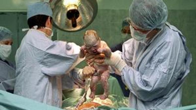 عصابة تشتري الرضّع من الأمهات العازبات بـ4 ملايين وتهرّبهم إلى فرنسا