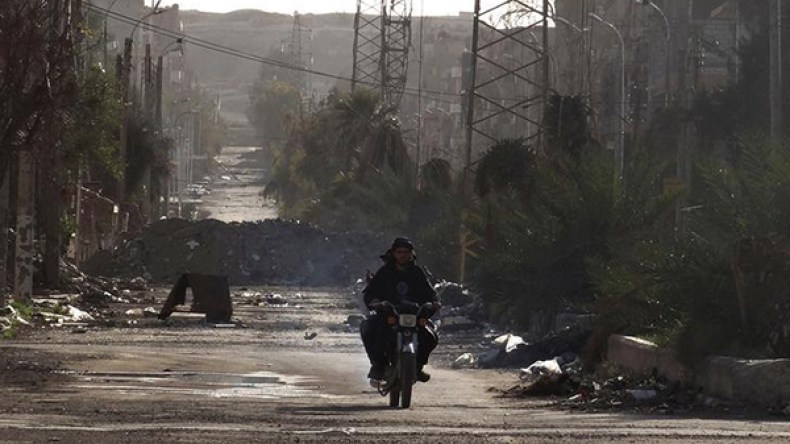 الجيش السوري يكسر حصار “داعش” لدير الزور