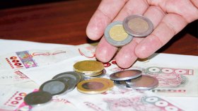 ملفا السيارات والدينار يلغمان طريق الحكومة