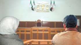 أطفال يزجون بأوليائهم في السجون