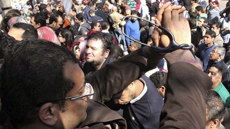 أطباء مصر ينظمون احتجاجاً حاشداً بعد تعدي الشرطة على طبيبين