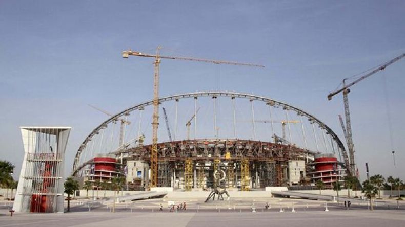 العمال في ورشات مونديال قطر يعانون من انتهاكات