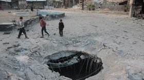 قصف مستودع مساعدات في بلدة محاصرة قرب دمشق