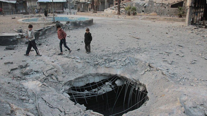 قصف مستودع مساعدات في بلدة محاصرة قرب دمشق