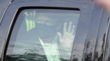 Trump sort brièvement de l’hôpital pour saluer ses sympathisants