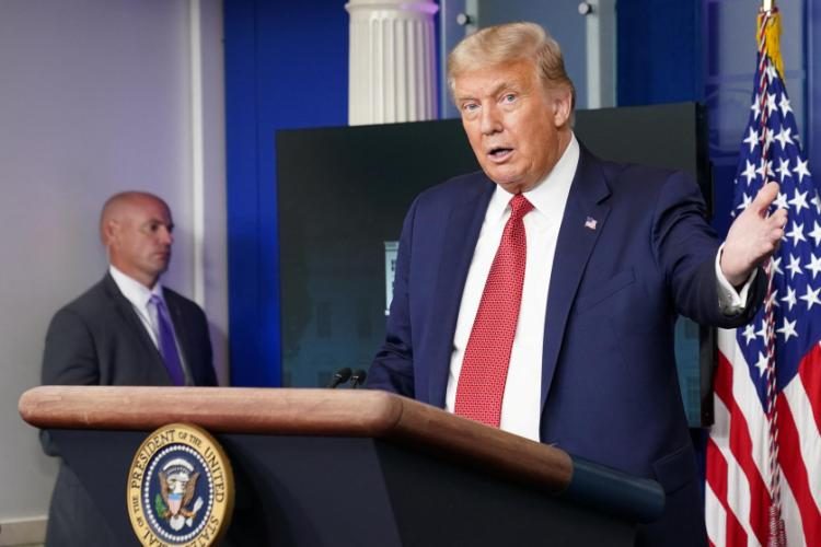 Trump interrompt sa conférence de presse après un coup de feu