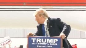 فزع على وجه ترامب بعد مهاجمته من أحد معارضيه