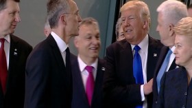 تصرفات ترامب “الصبيانية” تثير الجدل حوله