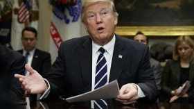 قاض أمريكي يعلّق قرار ترامب لحظر السفر