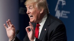 ترامب يحتفل مع مؤيديه بيومه المائة في منصبه ويقاطع عشاء مراسلي البيت الأبيض