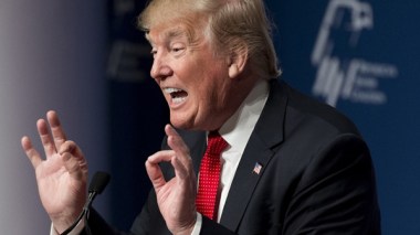 ترامب يحتفل مع مؤيديه بيومه المائة في منصبه ويقاطع عشاء مراسلي البيت الأبيض