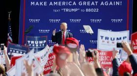 ترامب يتهم الإعلام بـ”تزوير” الانتخابات لصالح كلينتون