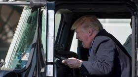 شاهد “صبيانية” ترامب خارج البيت الأبيض