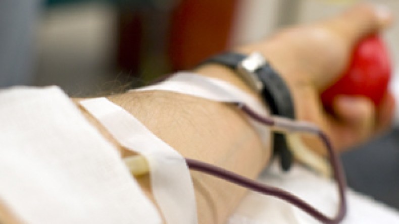 التبرع بالدم بالمساجد بعد الإفطار لتفادي أزمة دم في رمضان