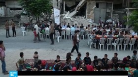 موائد إفطار جماعي وسط الدمار في مدينة دوما المحاصرة قرب دمشق