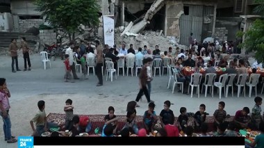 موائد إفطار جماعي وسط الدمار في مدينة دوما المحاصرة قرب دمشق