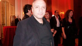 أنا مع الشعب السوري وضد من يدير ظهره ويلهث وراء مصلحته