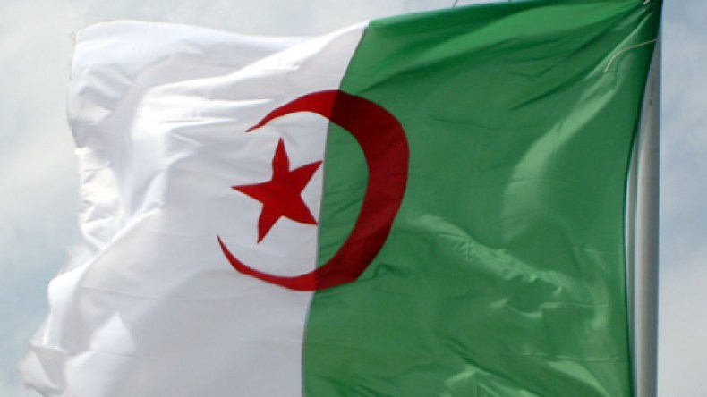 3 عمال اسبان يحرقون العلم الوطني في عنابة