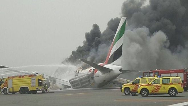 طائرة إماراتية تتعرض لحادث لدى هبوطها في مطار دبي