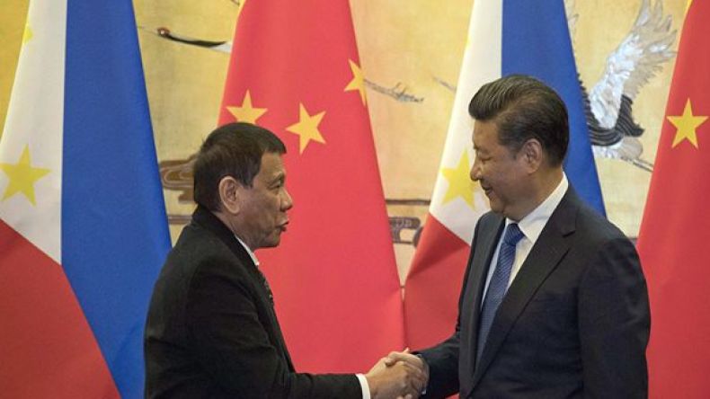 رئيس الفلبين يعلن من الصين “انفصاله” عن أمريكا