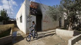 متطرفون يهود يحتفون بحرق الرضيع الفلسطيني علي دوابشة