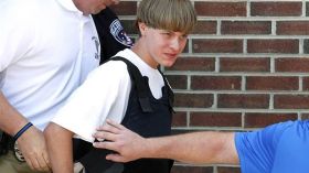 القضاء الأمريكي يطلب الإعدام لمرتكب مجزرة في كنيسة للسود