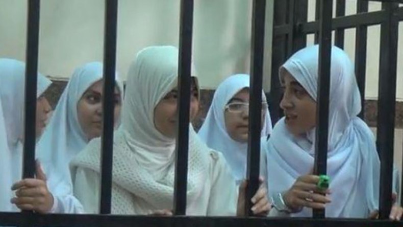 عام حبسا موقوف النفاذ على 14 فتاة من أنصار الإخوان