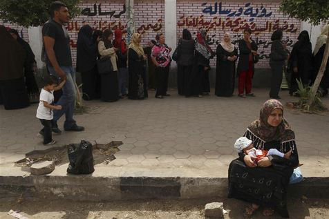 Un policier abattu devant un bureau de vote du Caire