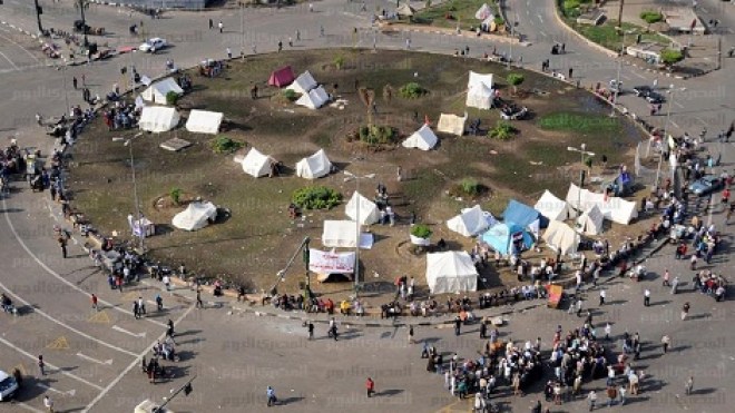 معتصمو التحرير يعاودون إغلاق الميدان أمام حركة المرور
