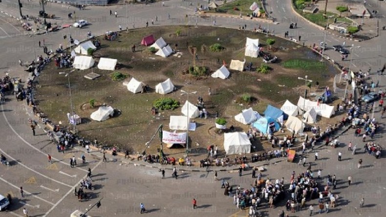 معتصمو التحرير يعاودون إغلاق الميدان أمام حركة المرور