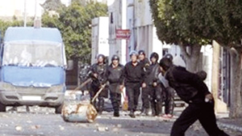 ‭ ‬شباب‭ ‬غاضب‭ ‬يهاجم‭ ‬الأمن‭ ‬الحضري‭ ‬للمدنية‭ ‬بالمولوتوف‭ ‬