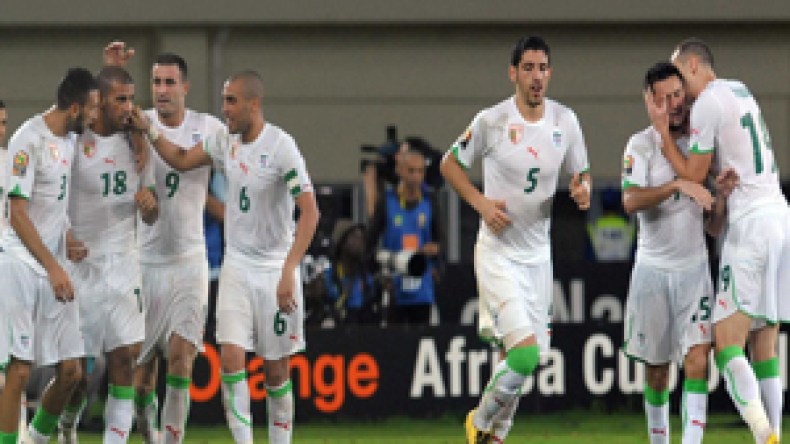 الاتحاد الافريقي لكرة القدم يرشح الجزائر للقب أفضل منتخب إفريقي 2009 وزياية لأفضل لاعب ينشط في القارة