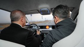 أردوغان يقود السيارة التركية الجديدة