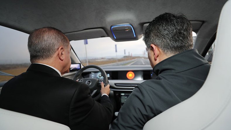 أردوغان يقود السيارة التركية الجديدة