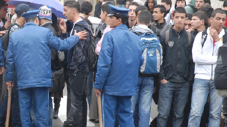 طلبة يشلون الجامعة بباتنة وآخرون يغلقون الطريق بقسنطينة