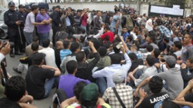 جرحى وسط الأطباء والطلبة في مشادات عنيفة قبالة رئاسة الجمهورية