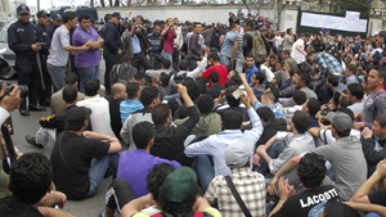 جرحى وسط الأطباء والطلبة في مشادات عنيفة قبالة رئاسة الجمهورية