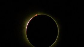 عشرات الآلاف يشاهدون كسوفاً كلياً للشمس في إندونيسيا