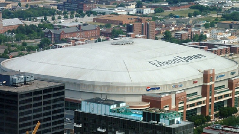 إجلاء 12 ألفاً من ملعب في أمريكا بعد انتشار رائحة غاز