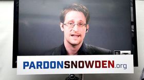سنودن يطلب العفو عنه من أوباما