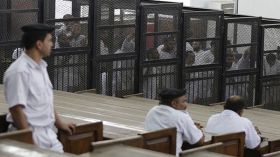 مصر: تبرئة 51 معارضاً ومعاقبة 22 بالسجن على خلفية “فض رابعة”