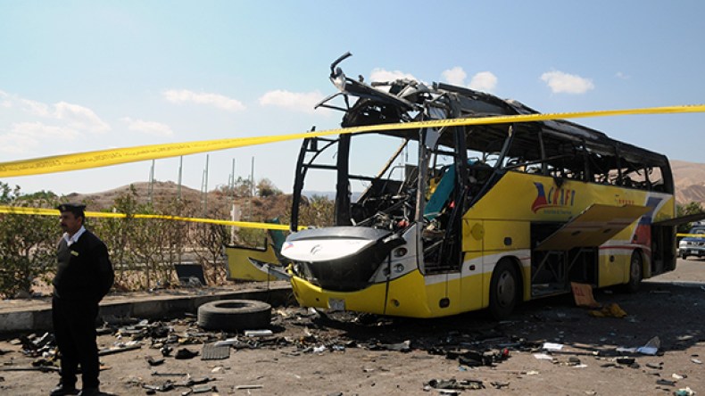 عشرات القتلى والجرحى في انقلاب حافلة تقل طلاباً جنوبي سيناء