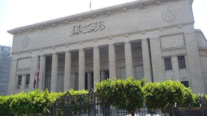 محكمة مصرية تقضي بحبس 51 ناشطاً عامين
