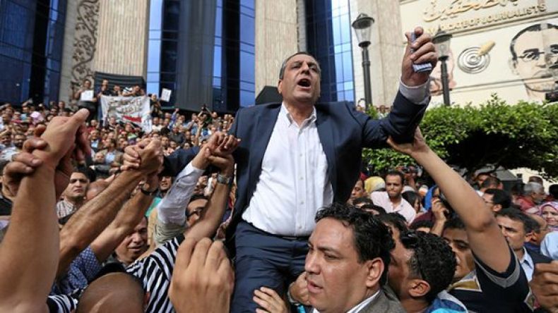محكمة مصرية تقضي بسجن نقيب الصحفيين