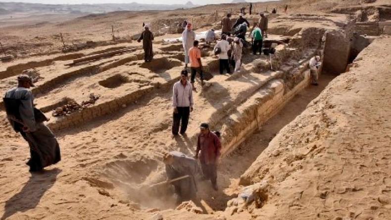 اكتشاف تابوت مغنية الكوراس المقدس في مصر