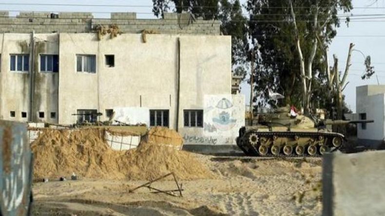 مقتل ثلاثة في انفجار استهدف فندقاً يقيم به قضاة في سيناء