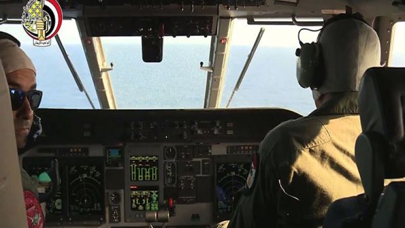 الطائرة المصرية أرسلت إشارات رصد دخان قبل سقوطها