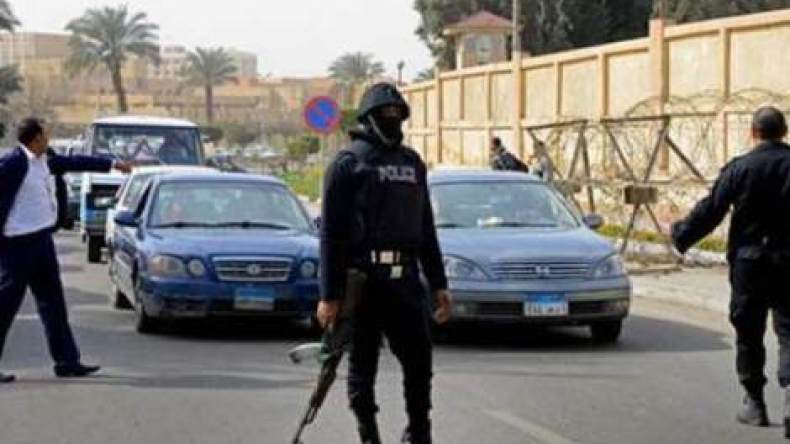 مقتل شخص وإصابة تسعة في ثلاثة انفجارات في الإسكندرية