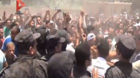 صور من الاشتباكات بين الشرطة المصرية وسكان في جزيرة على النيل